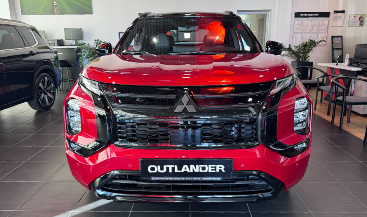 OUTLANDER ULTIMATE BLACK 2.5 CVT 4WD (червоний перламутр з чорним дахом XP2)