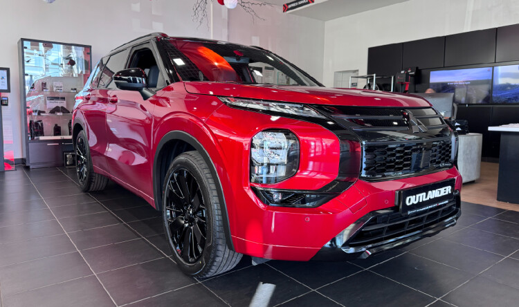 OUTLANDER ULTIMATE BLACK 2.5 CVT 4WD (червоний перламутр з чорним дахом XP2)