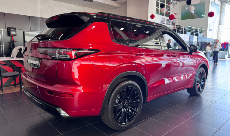 OUTLANDER ULTIMATE BLACK 2.5 CVT 4WD (червоний перламутр з чорним дахом XP2)