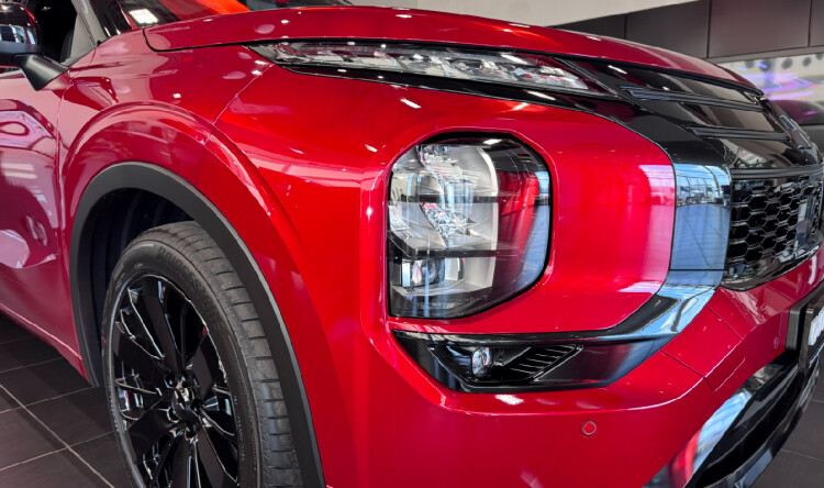 OUTLANDER ULTIMATE BLACK 2.5 CVT 4WD (червоний перламутр з чорним дахом XP2)