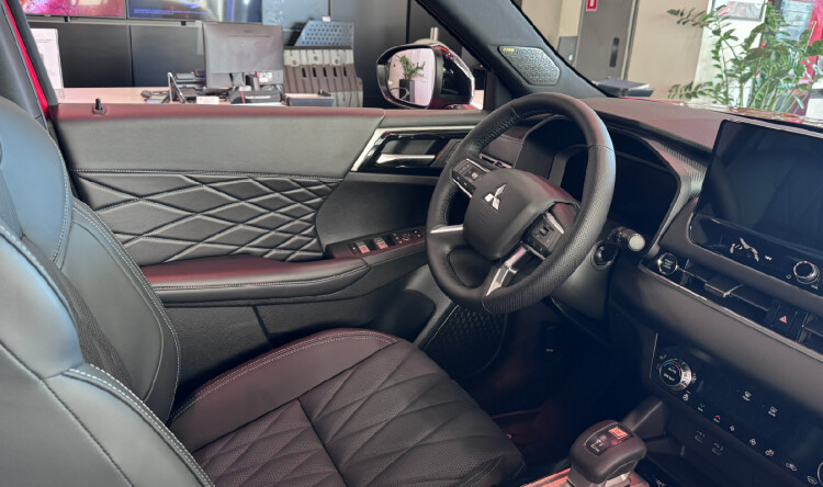 OUTLANDER ULTIMATE BLACK 2.5 CVT 4WD (червоний перламутр з чорним дахом XP2)