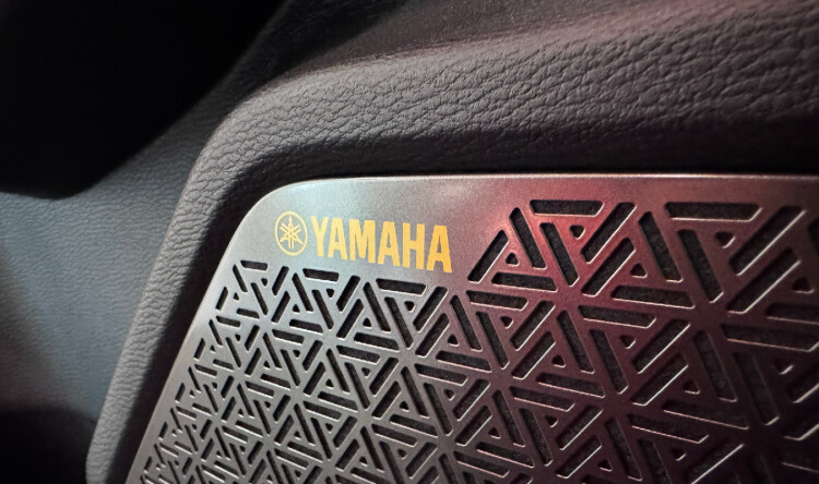 OUTLANDER ULTIMATE BLACK 2.5 CVT 4WD (червоний перламутр з чорним дахом XP2)