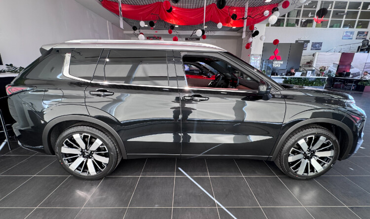OUTLANDER ULTIMATE PLUS (чорний діамантовий перламутр зі сріблястим дахом U2X)
