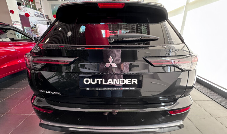 OUTLANDER ULTIMATE PLUS (чорний діамантовий перламутр зі сріблястим дахом U2X)