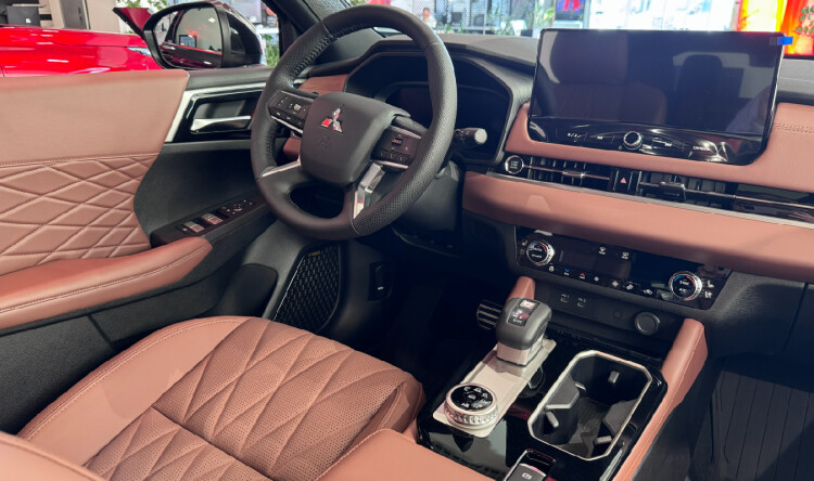 OUTLANDER ULTIMATE PLUS (чорний діамантовий перламутр зі сріблястим дахом U2X)