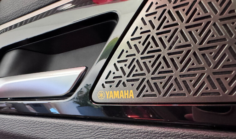 OUTLANDER ULTIMATE PLUS (чорний діамантовий перламутр зі сріблястим дахом U2X)