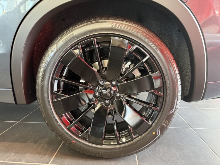 OUTLANDER ULTIMATE BLACK 2.5 CVT 4WD (Графітовий металік з чорним дахом XFU)