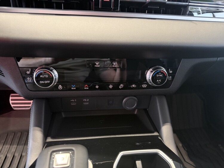 OUTLANDER ULTIMATE BLACK 2.5 CVT 4WD (Графітовий металік з чорним дахом XFU)
