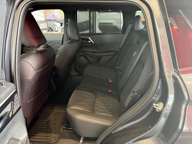 OUTLANDER ULTIMATE BLACK 2.5 CVT 4WD (Графітовий металік з чорним дахом XFU)