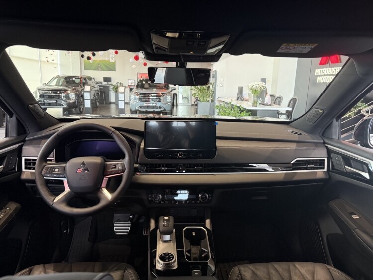 OUTLANDER ULTIMATE BLACK 2.5 CVT 4WD (Графітовий металік з чорним дахом XFU)