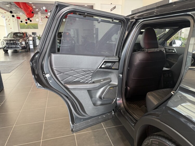 OUTLANDER ULTIMATE BLACK 2.5 CVT 4WD (Графітовий металік з чорним дахом XFU)