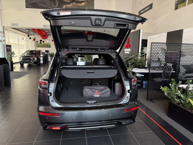 OUTLANDER ULTIMATE BLACK 2.5 CVT 4WD (Графітовий металік з чорним дахом XFU)
