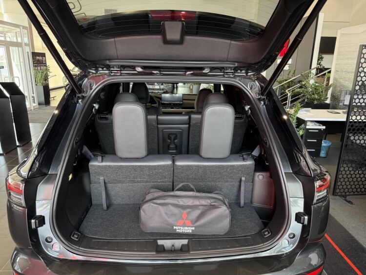 OUTLANDER ULTIMATE BLACK 2.5 CVT 4WD (Графітовий металік з чорним дахом XFU)