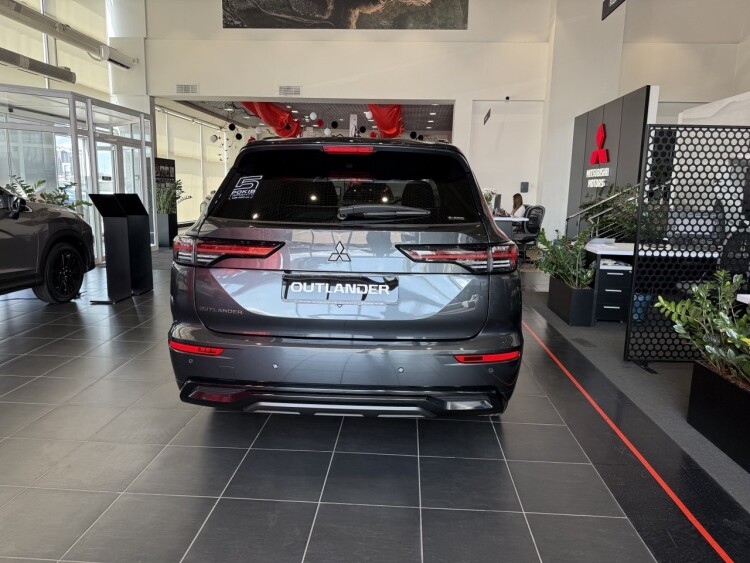 OUTLANDER ULTIMATE BLACK 2.5 CVT 4WD (Графітовий металік з чорним дахом XFU)