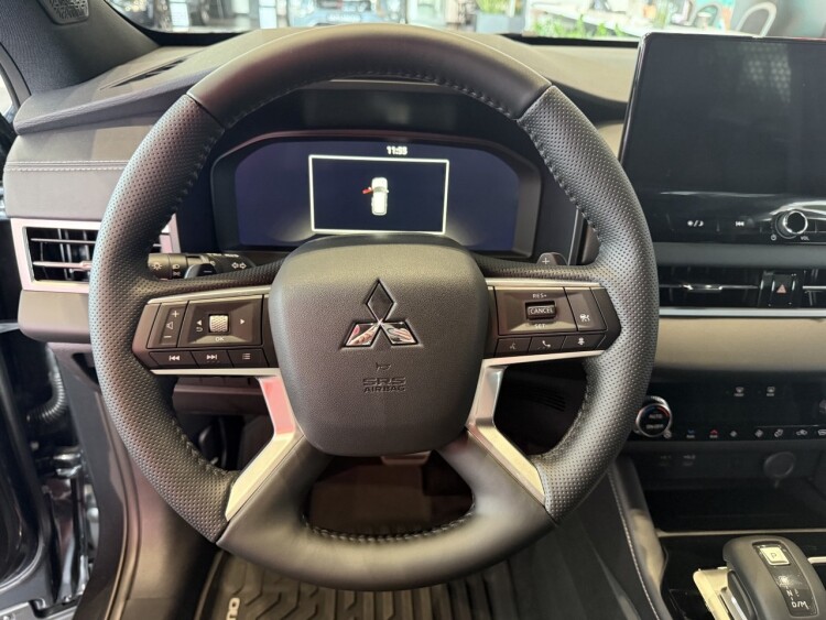OUTLANDER ULTIMATE BLACK 2.5 CVT 4WD (Графітовий металік з чорним дахом XFU)