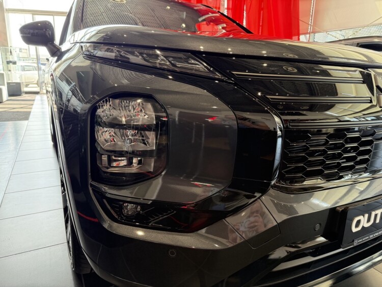 OUTLANDER ULTIMATE BLACK 2.5 CVT 4WD (Графітовий металік з чорним дахом XFU)