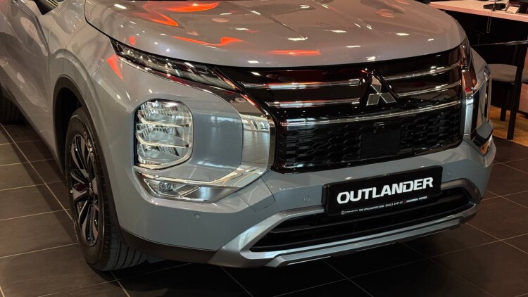 OUTLANDER INTENSE 2.5 CVT 4WD (світло сірий - U35)