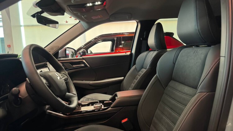 OUTLANDER INTENSE 2.5 CVT 4WD (світло сірий - U35)