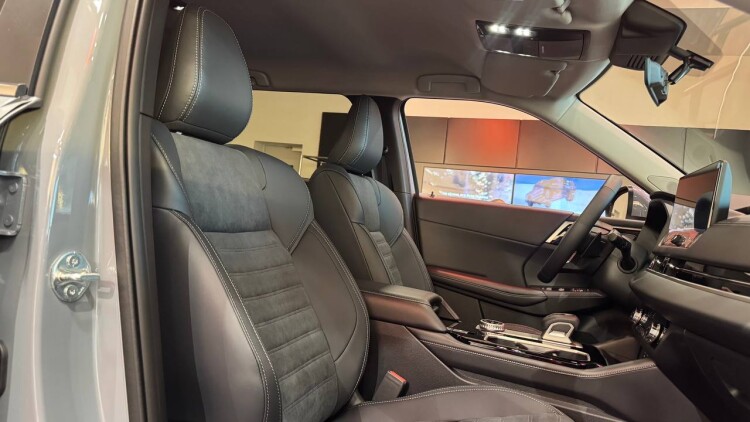 OUTLANDER INTENSE 2.5 CVT 4WD (світло сірий - U35)