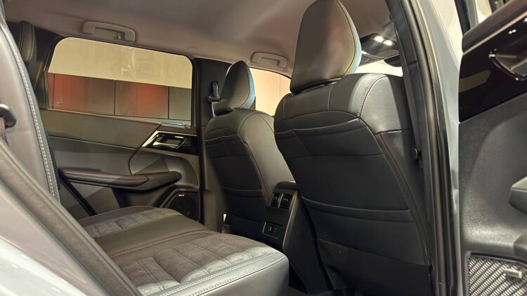OUTLANDER INTENSE 2.5 CVT 4WD (світло сірий - U35)