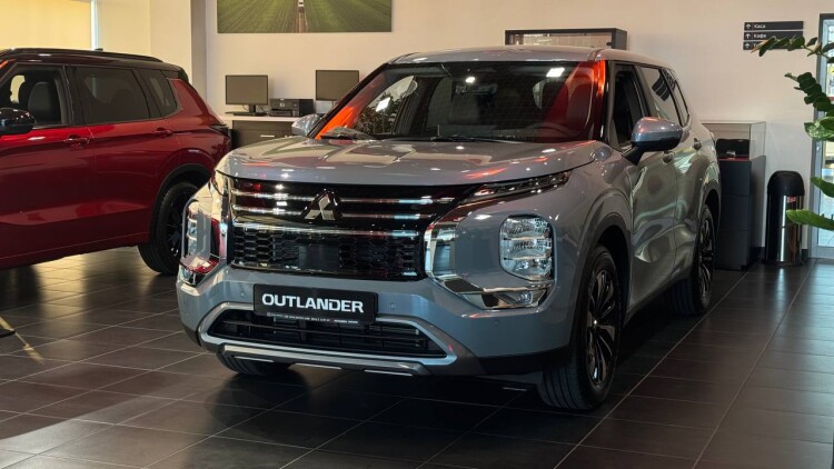 OUTLANDER INTENSE 2.5 CVT 4WD (світло сірий - U35)