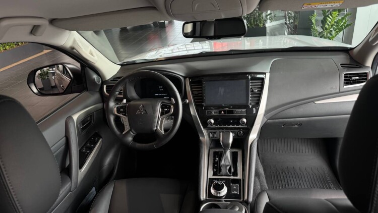 PAJERO SPORT INSTYLE 3.0 MIVEC АТ Super Select 4WD-II (Білий діамантовий перламутр W85)