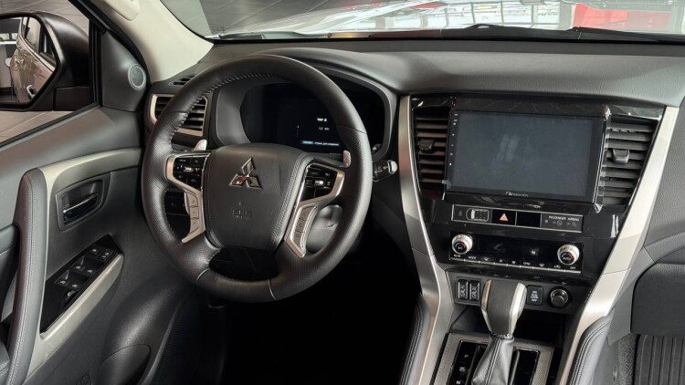 PAJERO SPORT INSTYLE 3.0 MIVEC АТ Super Select 4WD-II (Білий діамантовий перламутр W85)