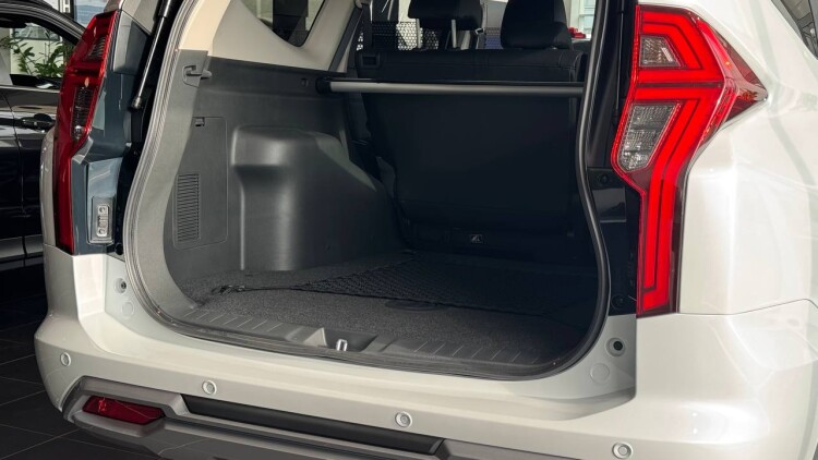 PAJERO SPORT INSTYLE 3.0 MIVEC АТ Super Select 4WD-II (Білий діамантовий перламутр W85)