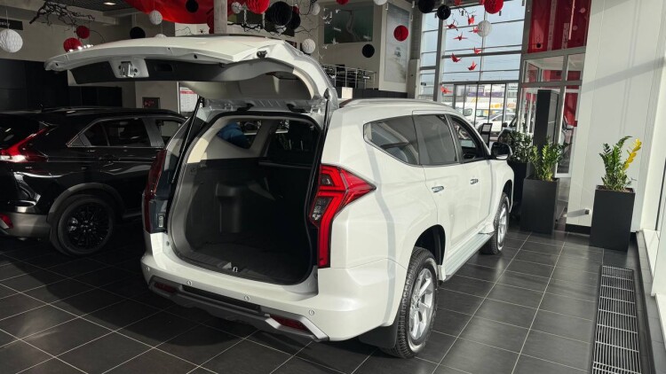PAJERO SPORT INSTYLE 3.0 MIVEC АТ Super Select 4WD-II (Білий діамантовий перламутр W85)