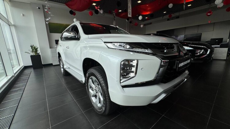 PAJERO SPORT INSTYLE 3.0 MIVEC АТ Super Select 4WD-II (Білий діамантовий перламутр W85)