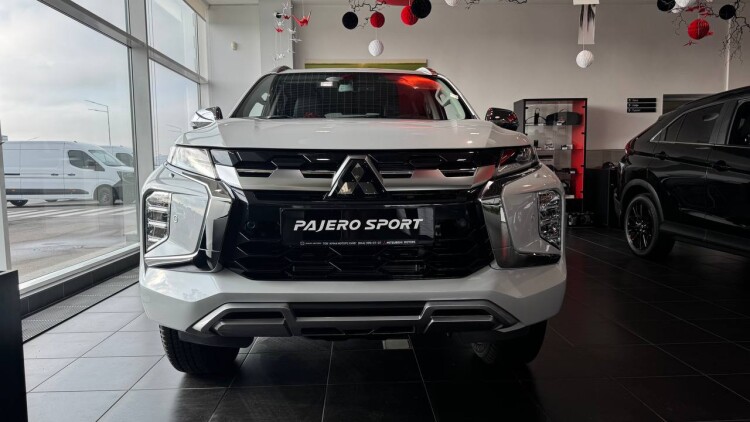 PAJERO SPORT INSTYLE 3.0 MIVEC АТ Super Select 4WD-II (Білий діамантовий перламутр W85)
