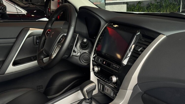 PAJERO SPORT INSTYLE 3.0 MIVEC АТ Super Select 4WD-II (Білий діамантовий перламутр W85)