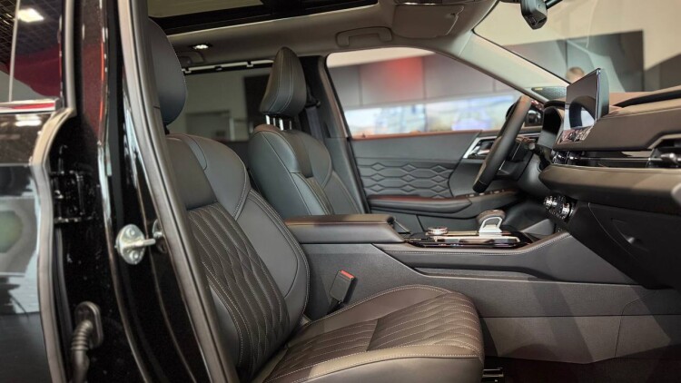 OUTLANDER ULTIMATE 2.5 CVT 4WD (чорний діамантовий перламутр X47)