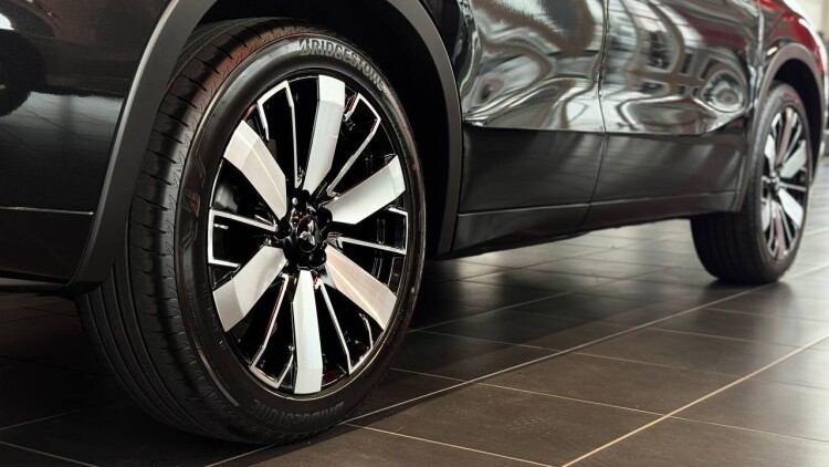 OUTLANDER ULTIMATE 2.5 CVT 4WD (чорний діамантовий перламутр X47)