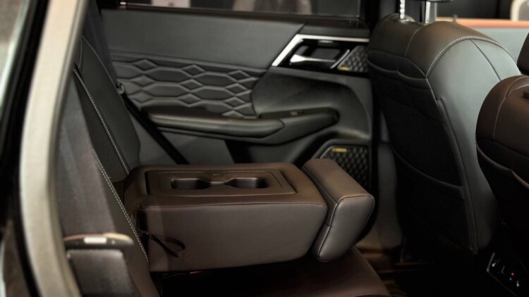 OUTLANDER ULTIMATE 2.5 CVT 4WD (чорний діамантовий перламутр X47)