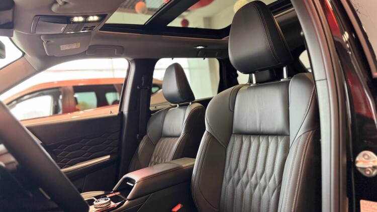 OUTLANDER ULTIMATE 2.5 CVT 4WD (чорний діамантовий перламутр X47)