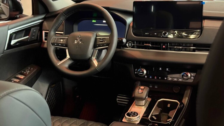 OUTLANDER ULTIMATE 2.5 CVT 4WD (чорний діамантовий перламутр X47)