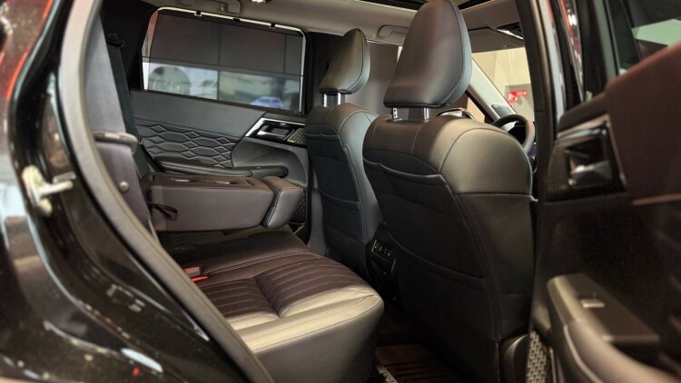 OUTLANDER ULTIMATE 2.5 CVT 4WD (чорний діамантовий перламутр X47)
