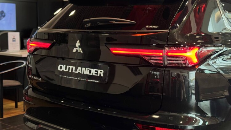 OUTLANDER ULTIMATE 2.5 CVT 4WD (чорний діамантовий перламутр X47)