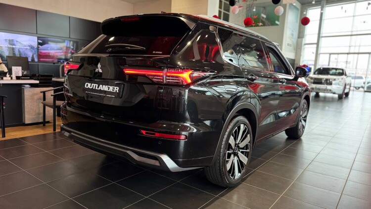 OUTLANDER ULTIMATE 2.5 CVT 4WD (чорний діамантовий перламутр X47)
