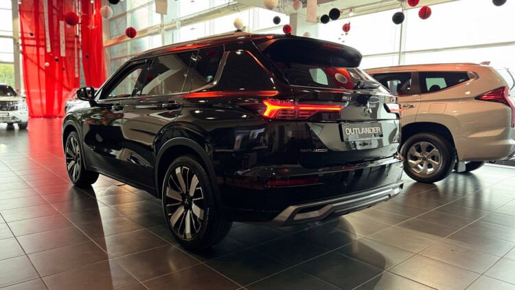 OUTLANDER ULTIMATE 2.5 CVT 4WD (чорний діамантовий перламутр X47)