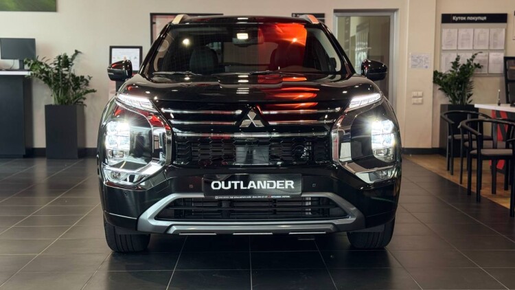 OUTLANDER ULTIMATE 2.5 CVT 4WD (чорний діамантовий перламутр X47)