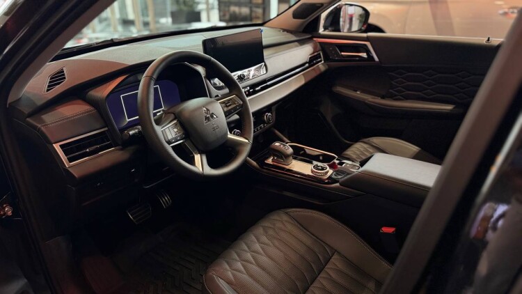 OUTLANDER ULTIMATE 2.5 CVT 4WD (чорний діамантовий перламутр X47)