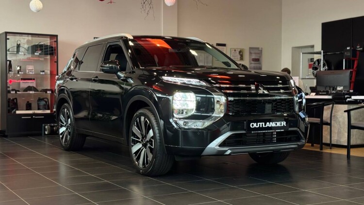OUTLANDER ULTIMATE 2.5 CVT 4WD (чорний діамантовий перламутр X47)