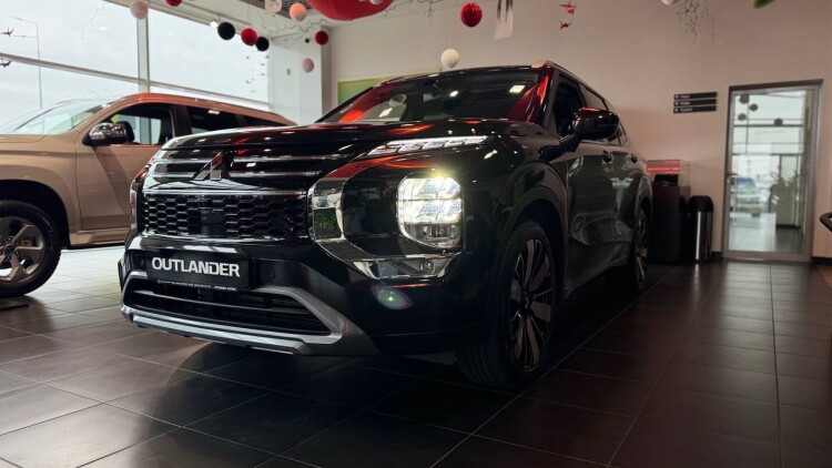 OUTLANDER ULTIMATE 2.5 CVT 4WD (чорний діамантовий перламутр X47)