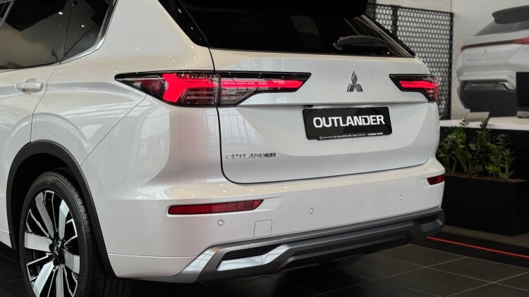 OUTLANDER ULTIMATE PLUS (Білий перламутр з чорним дахом XW4)