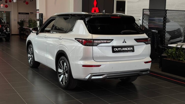 OUTLANDER ULTIMATE PLUS (Білий перламутр з чорним дахом XW4)
