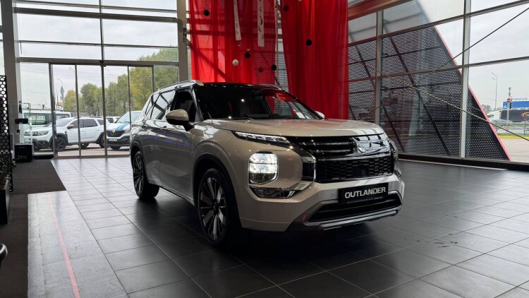 OUTLANDER ULTIMATE PLUS (Білий перламутр з чорним дахом XW4)