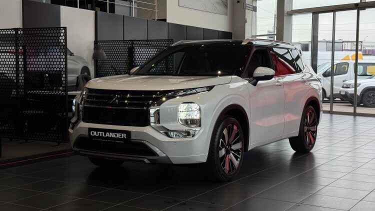 OUTLANDER ULTIMATE PLUS (Білий перламутр з чорним дахом XW4)