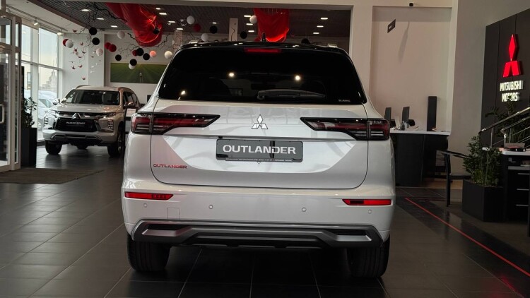 OUTLANDER ULTIMATE PLUS (Білий перламутр з чорним дахом XW4)
